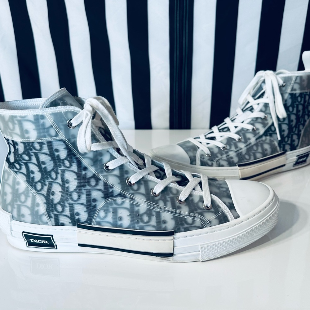 Christian Dior B23 HIGH-TOP SNEAKER
White and Black Dior Oblique Canvas